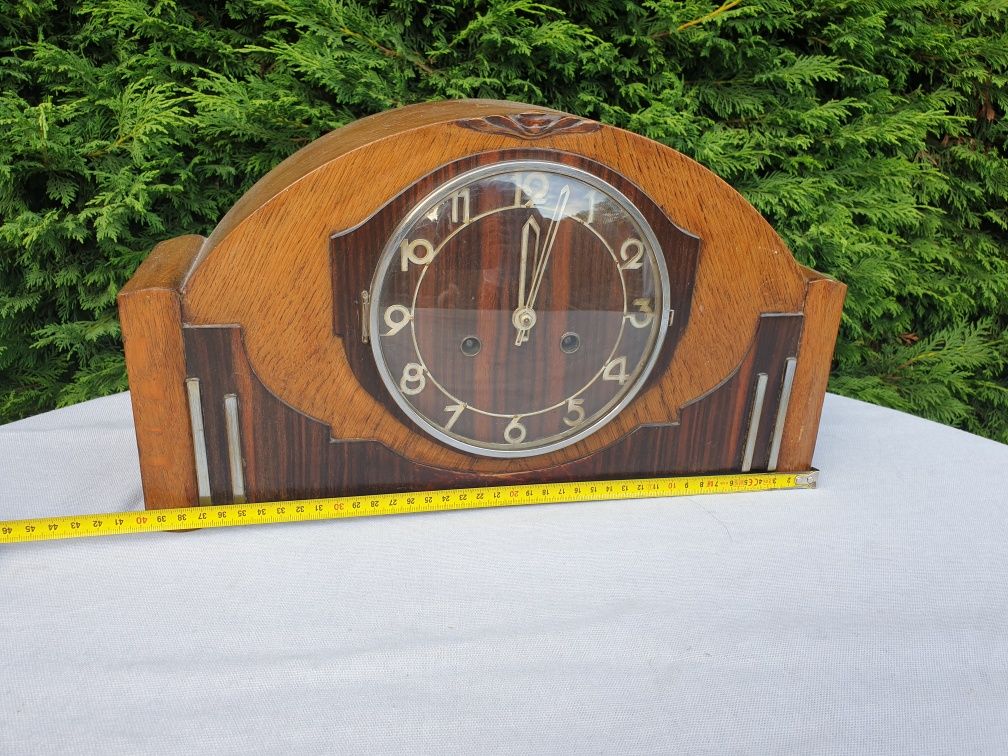 Stary drewniany zegar kominkowy nakręcany z wahadłem