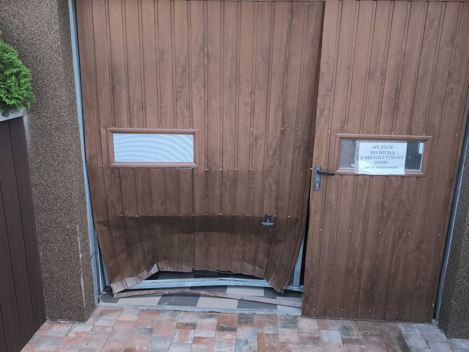 Brama Wiśniowski (z drzwiami) uszkodzona