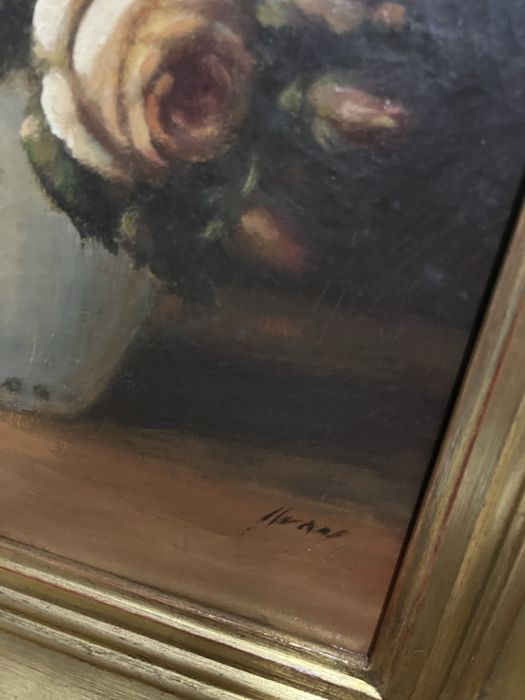 Quadro com moldura dourada