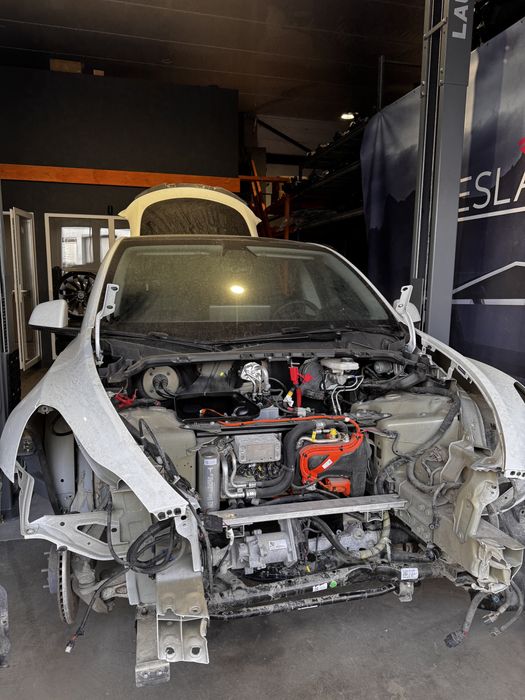 Ремонт сервіс тесла відновлення після дтп