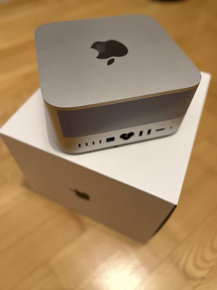 Apple Mac Studio M1 Max 10 core CPU 32 Core GPU 32 GB RAM 2 TB SSD