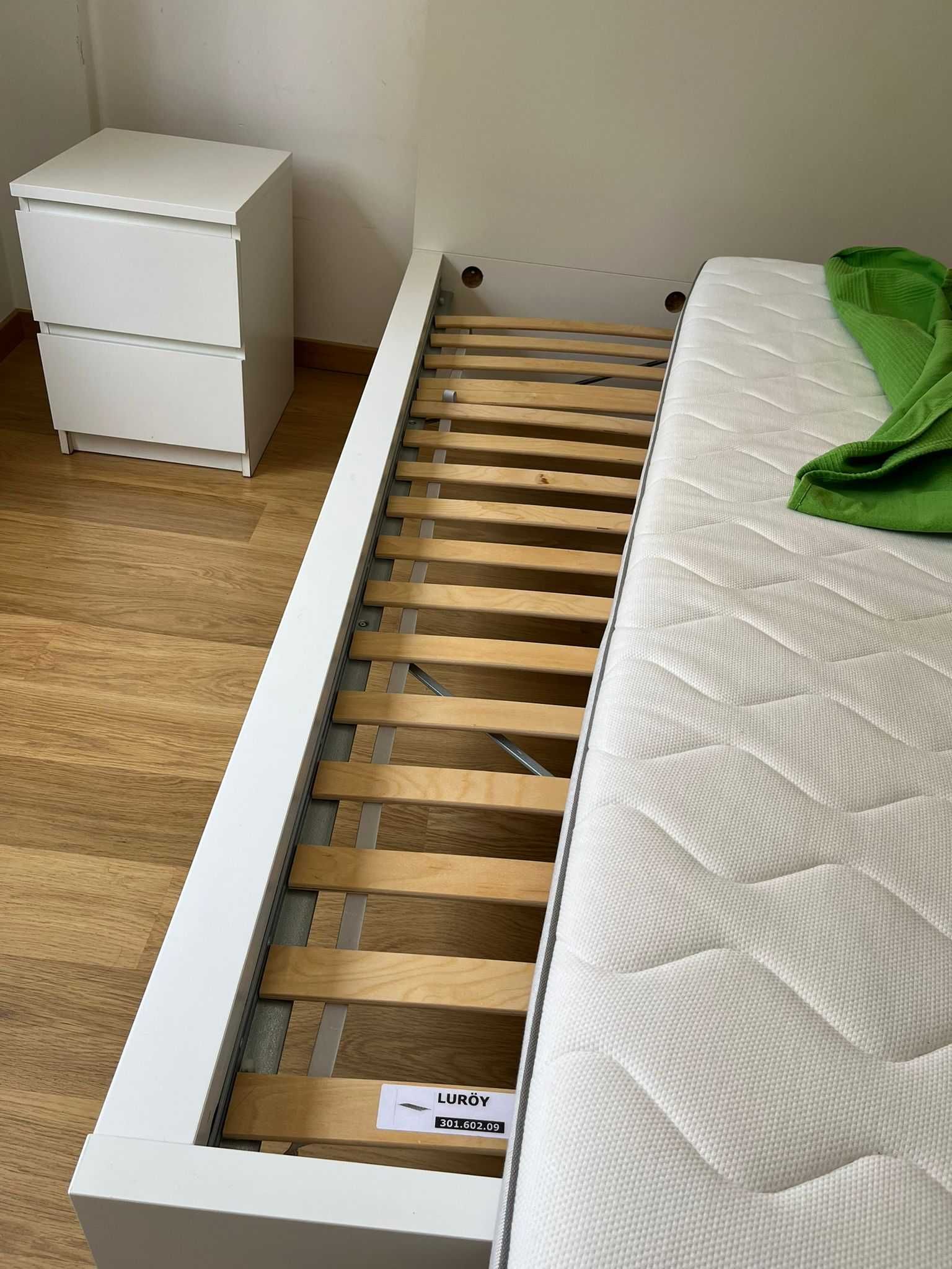 Cama, colchão e mesa de cabeceira, valores separados