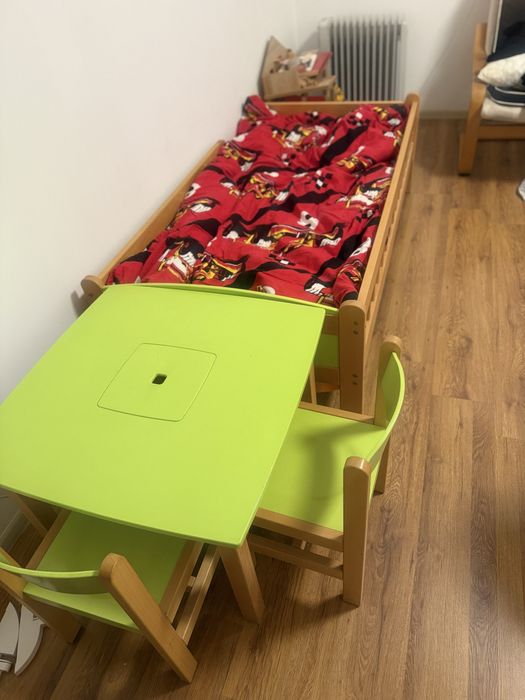 Lozeczko dzieciece w zestawie stolik i dwa krzesla
