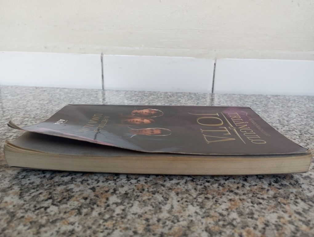 Livro: triângulo jota