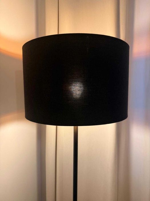 Lampa stojącą w kolorze czarnym