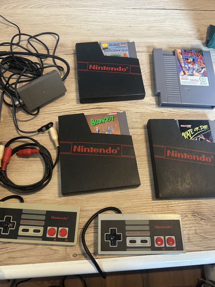 Nintendo NES,4 gry ,2pady zestaw
