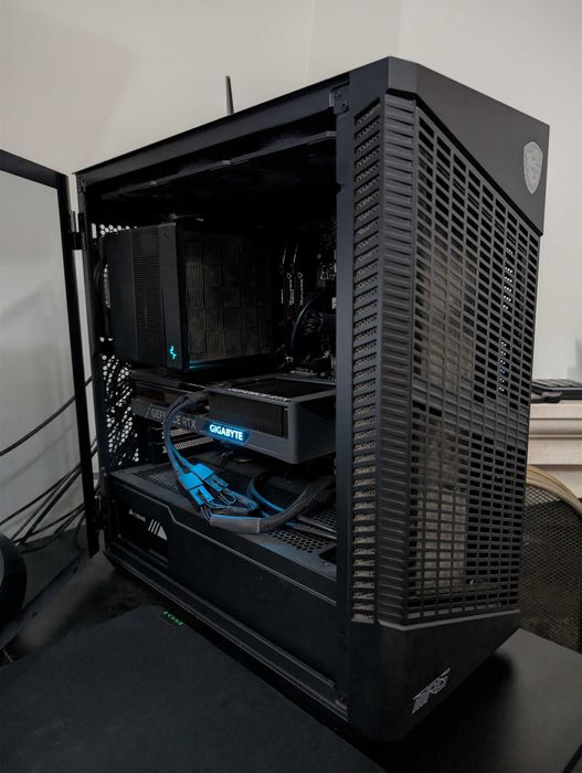 Torre Gaming 13700KF 4070Ti 64GB 1TB+500GB