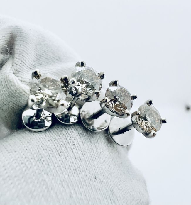 Золоті сережки пусети з натуральними діамантами 0.54 карат.