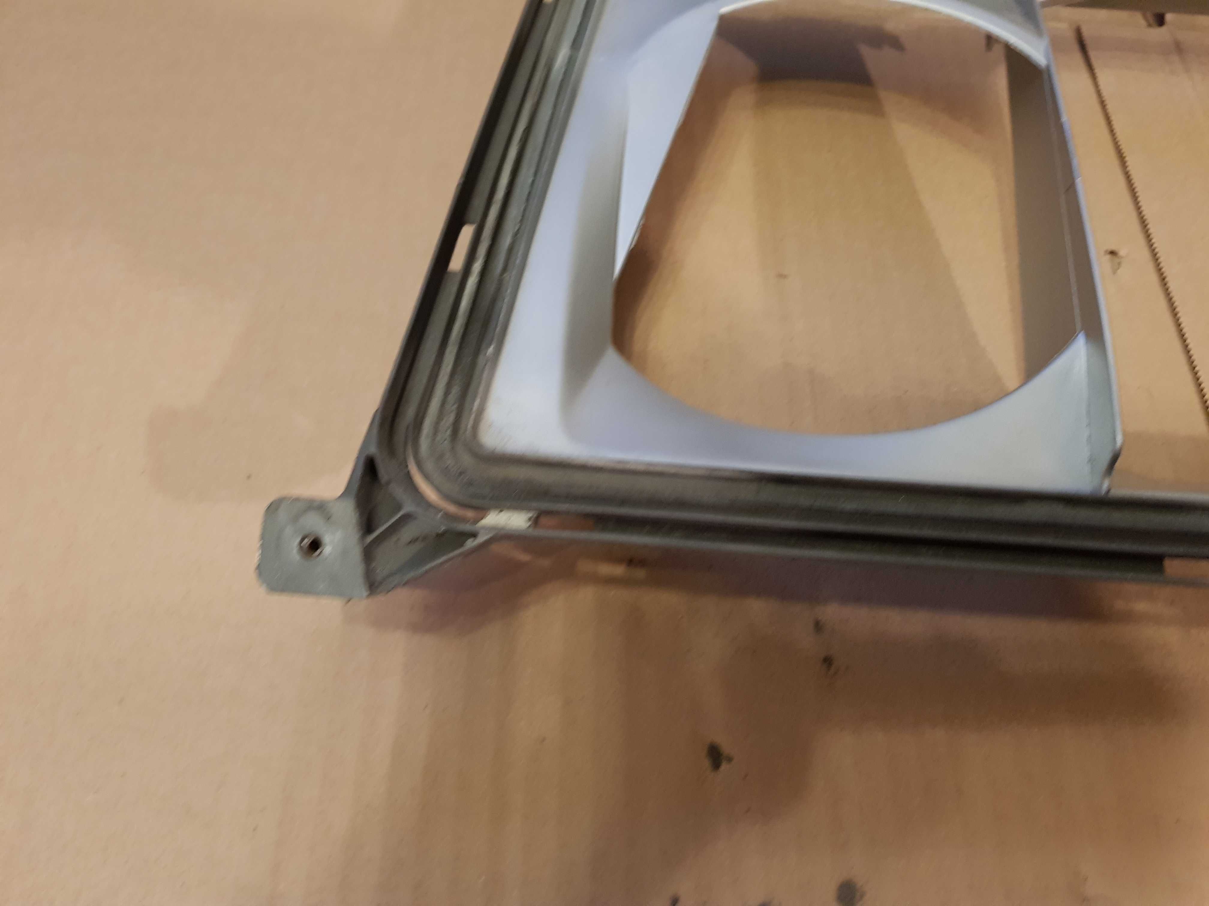Ramka przedniej lampy mercedes W124 lewa lub prawa