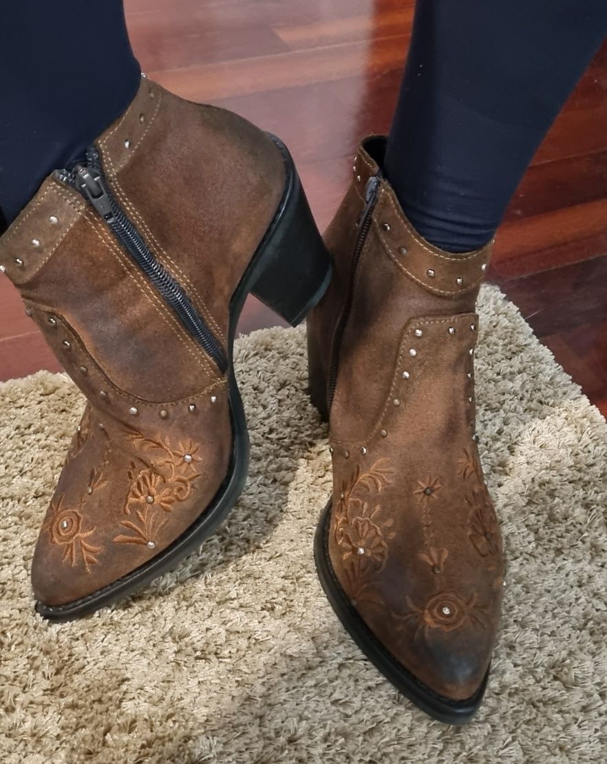 Botas de cano curto em pele