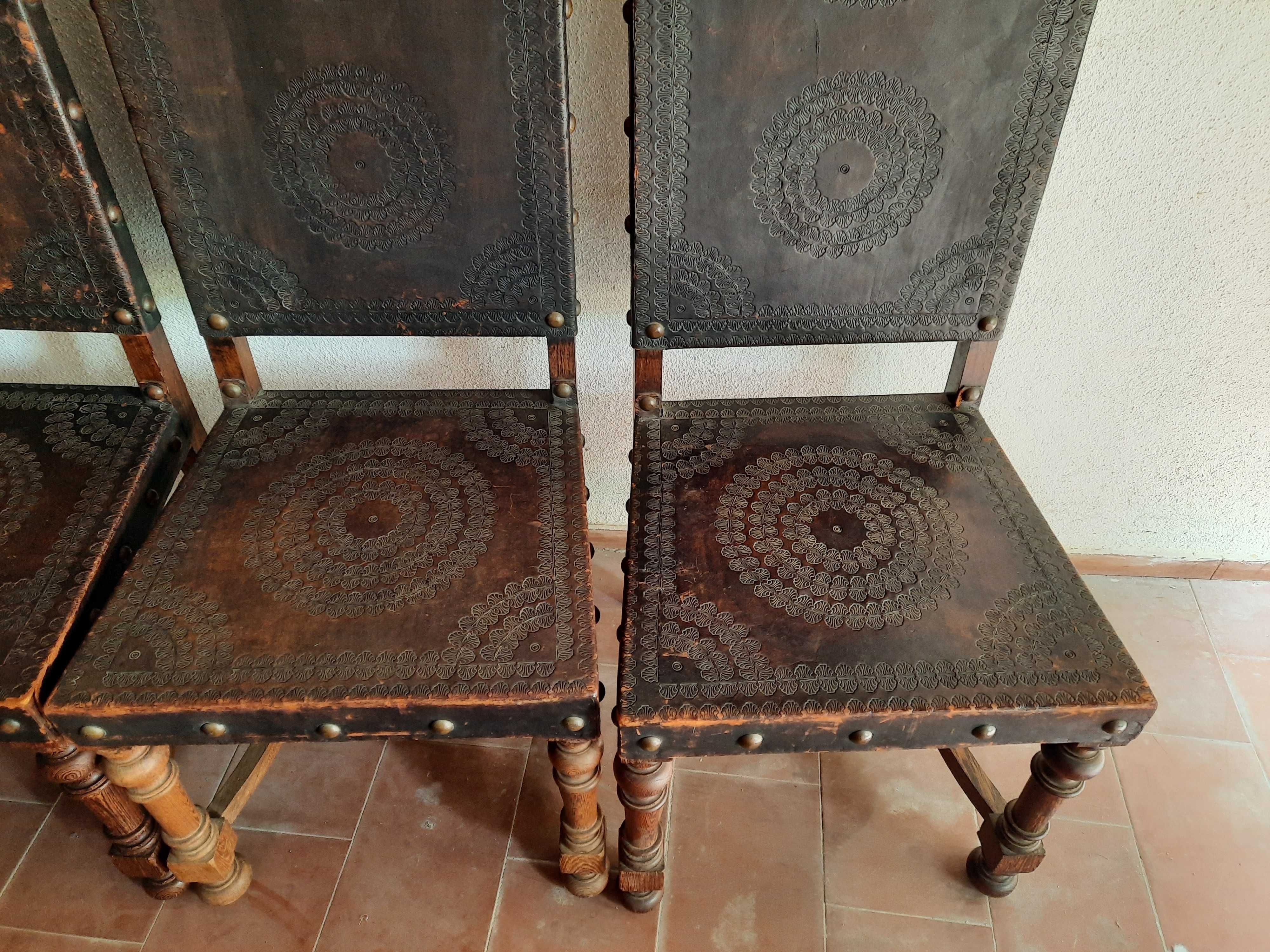 Cadeiras antigas em sucupira e couro