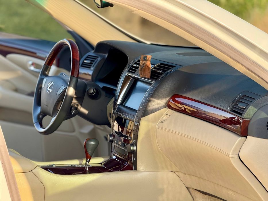 Lexus LS ottoman