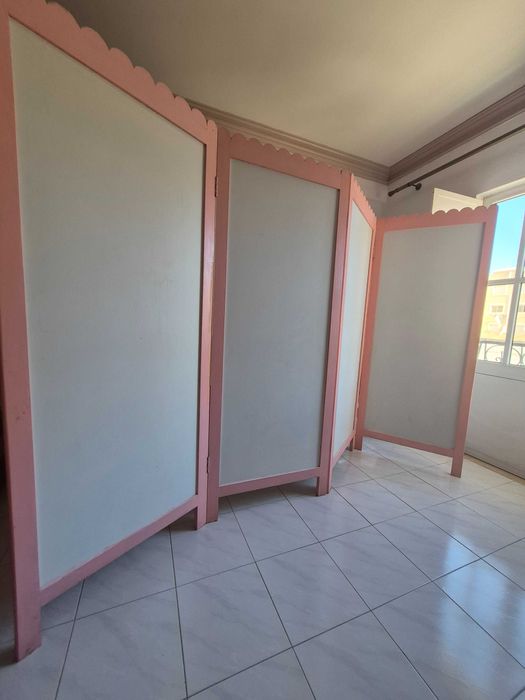 Biombo de separação em madeira branco com detalhes em rosa