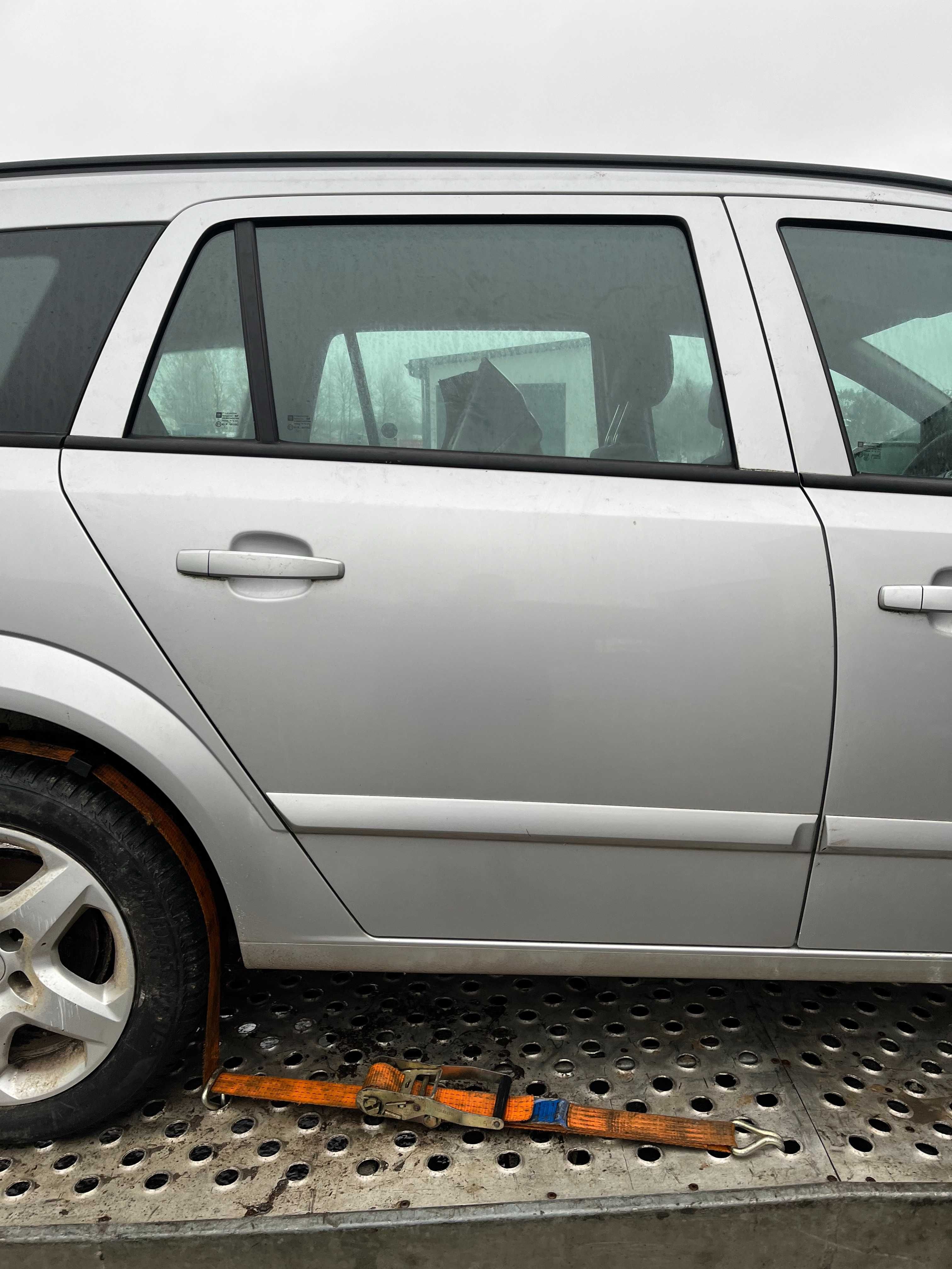 Drzwi przód tył prawe Opel Astra H Kombi Z157