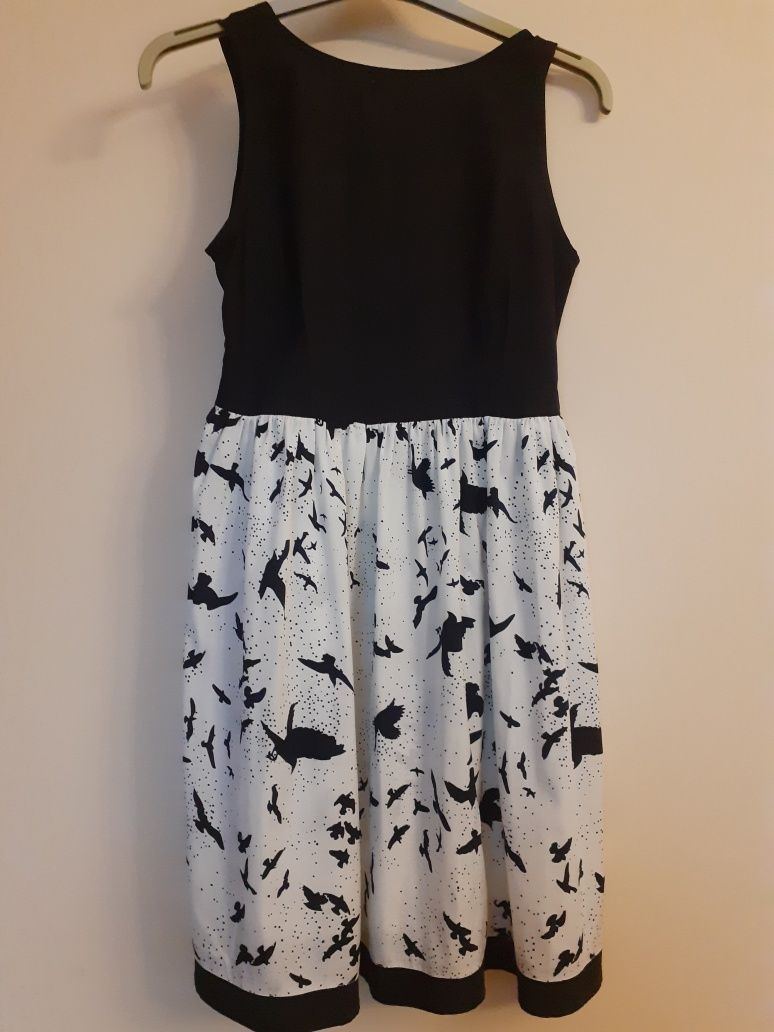Sukienka czarno-biała z motywem ptaków