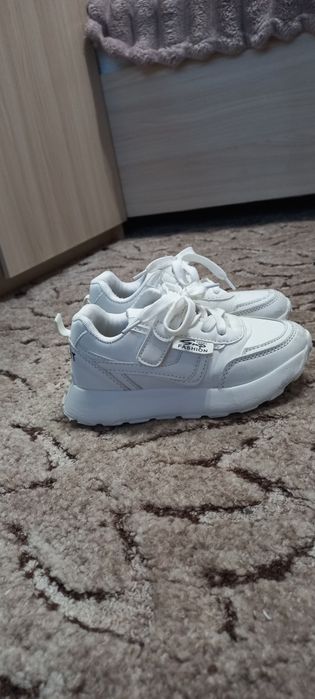 Дитячі кросівки.