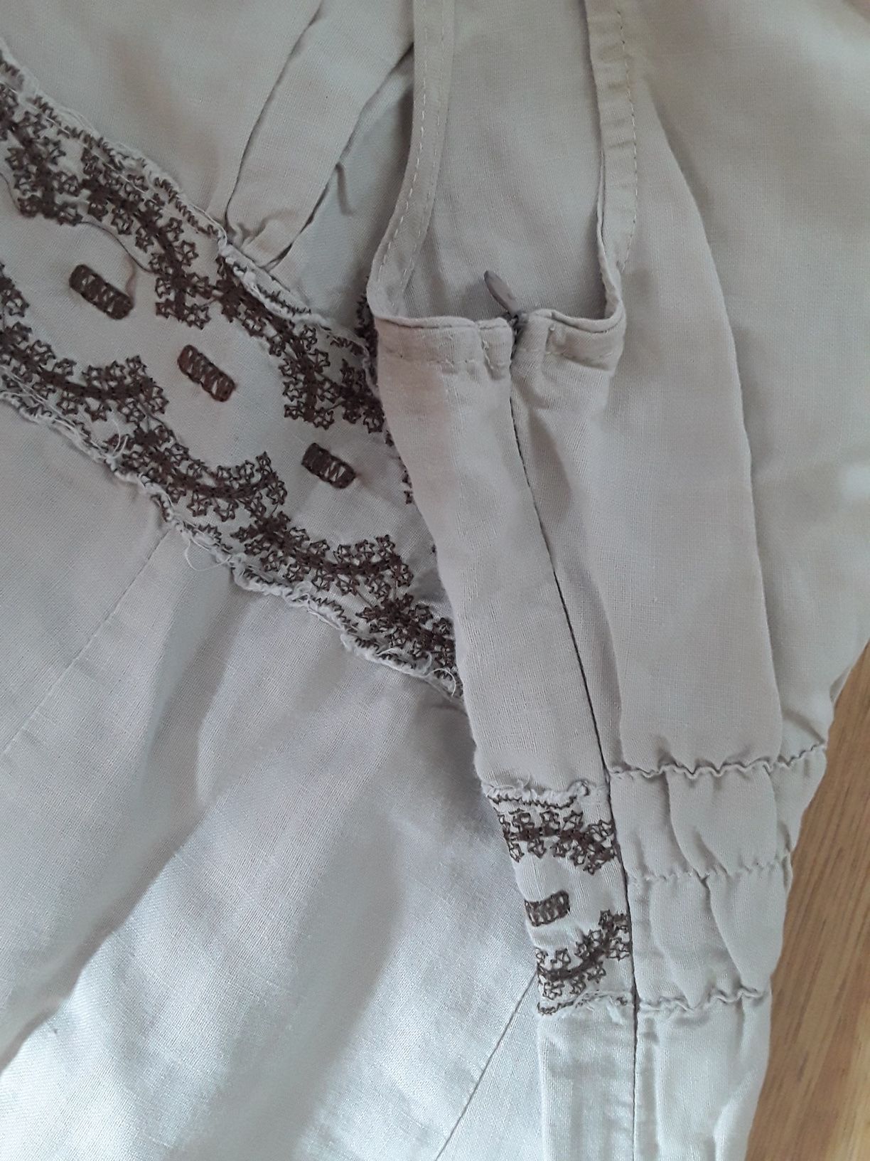 Vestido em linho cor de areia com bordado inglês tam. S/M