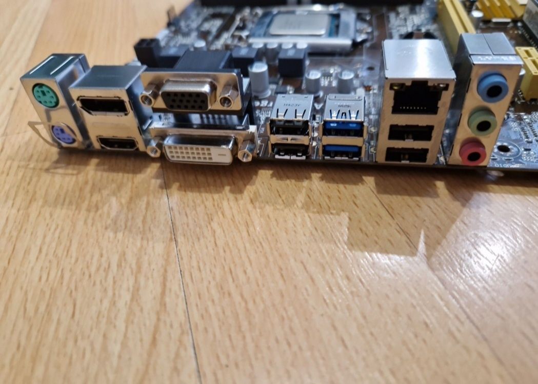 ASUS B85M-E vga dvi hdmi dp Материнська плата сокет1150  socket1150