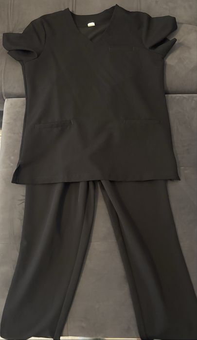 Świetny strój medyczny czarny