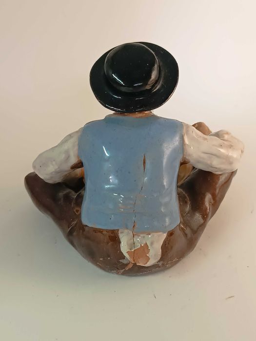 Escultura Zé Povinho em ceramica das Caldas. Marcado. Para restauro
