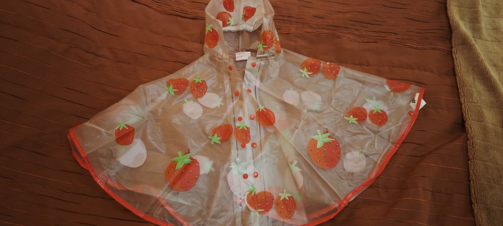 Capa da chuva transparente com morangos