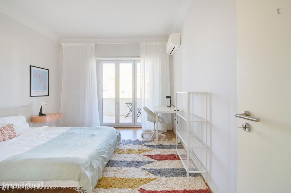 726284 - Quarto com cama de casal, com varanda...