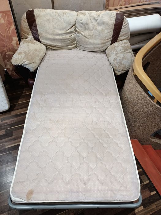 Продам комплект (розкладний диван з ортопедичним матрасом) та 2 крісла
