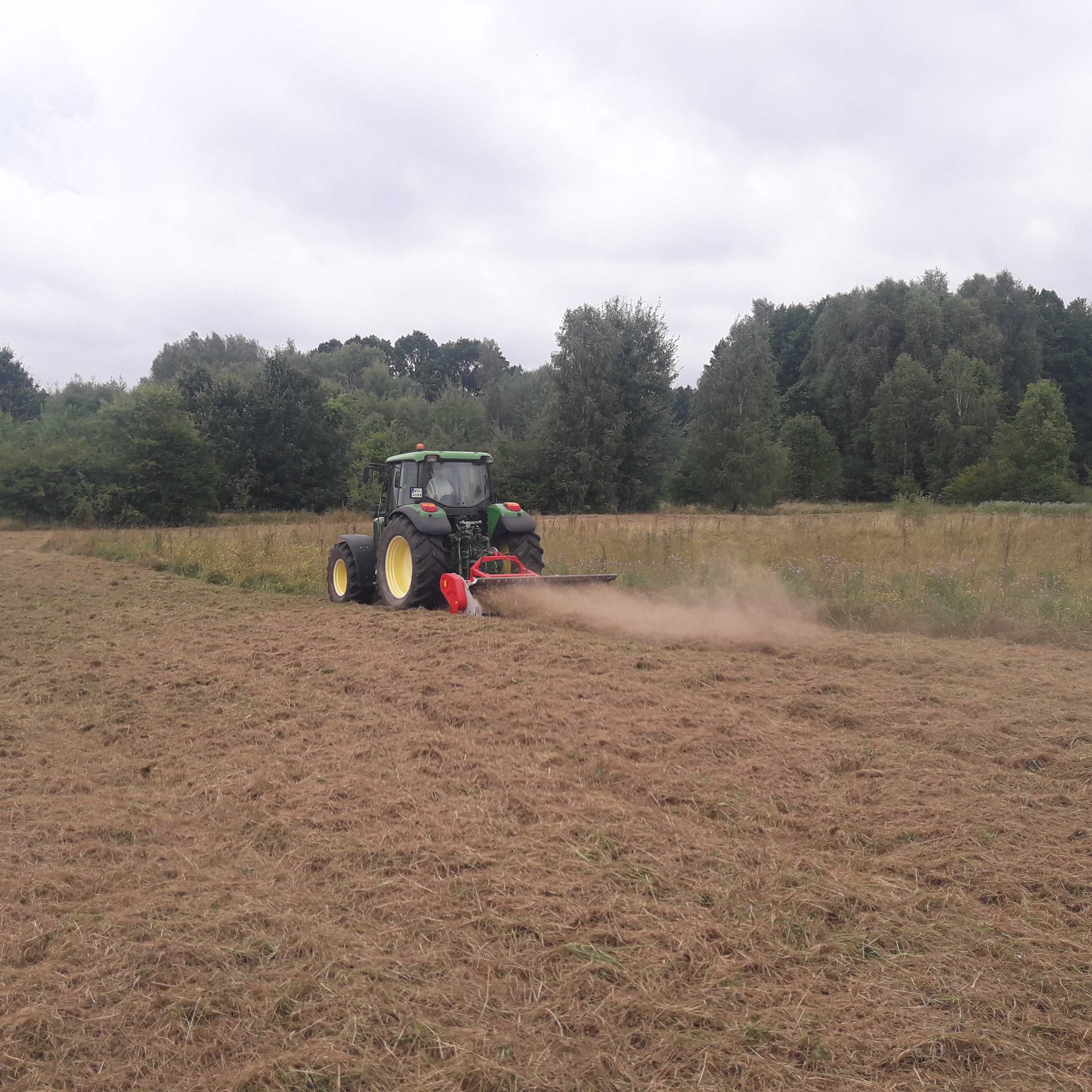 koszenie wysokiej trawy łąk nieużytków kosiarką bijakową mulczer