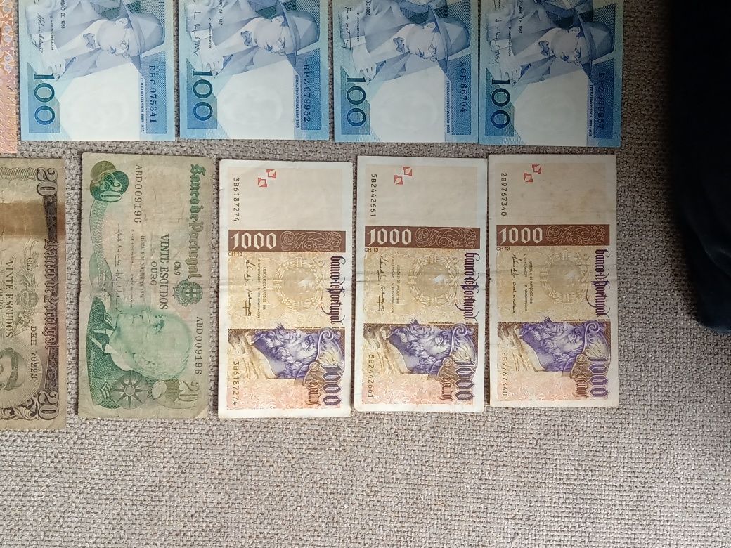 16 notas de escudos e uma de 1 Dolar