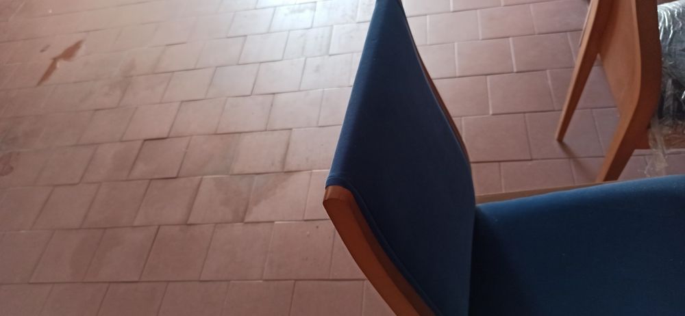 Mesa e cadeiras usados