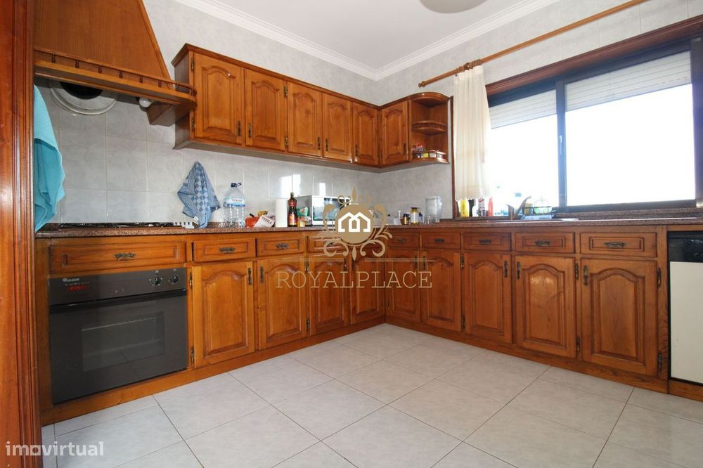 Moradia com loja e garagem em Fiães