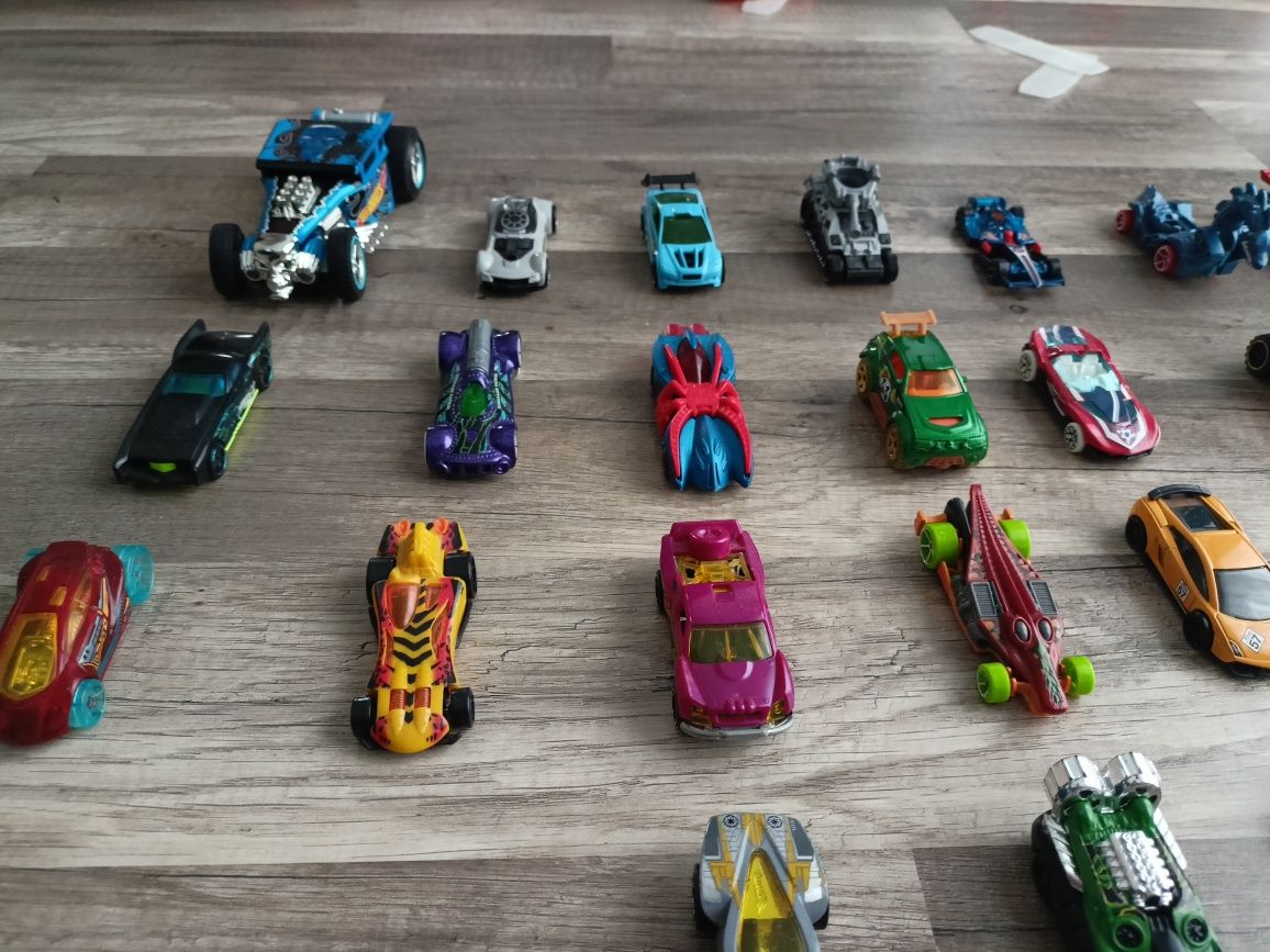 33 Samochodziki Hot Wheels