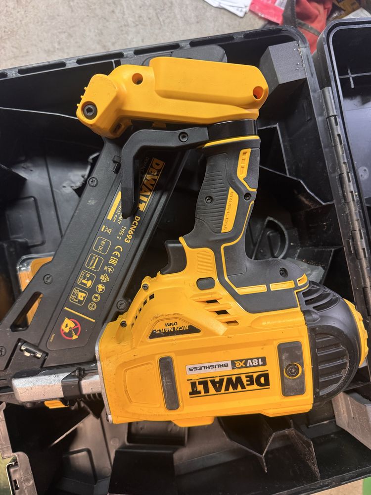 Gwozdziarka ciesielska anchor dewalt DCN693P2 stan bdb