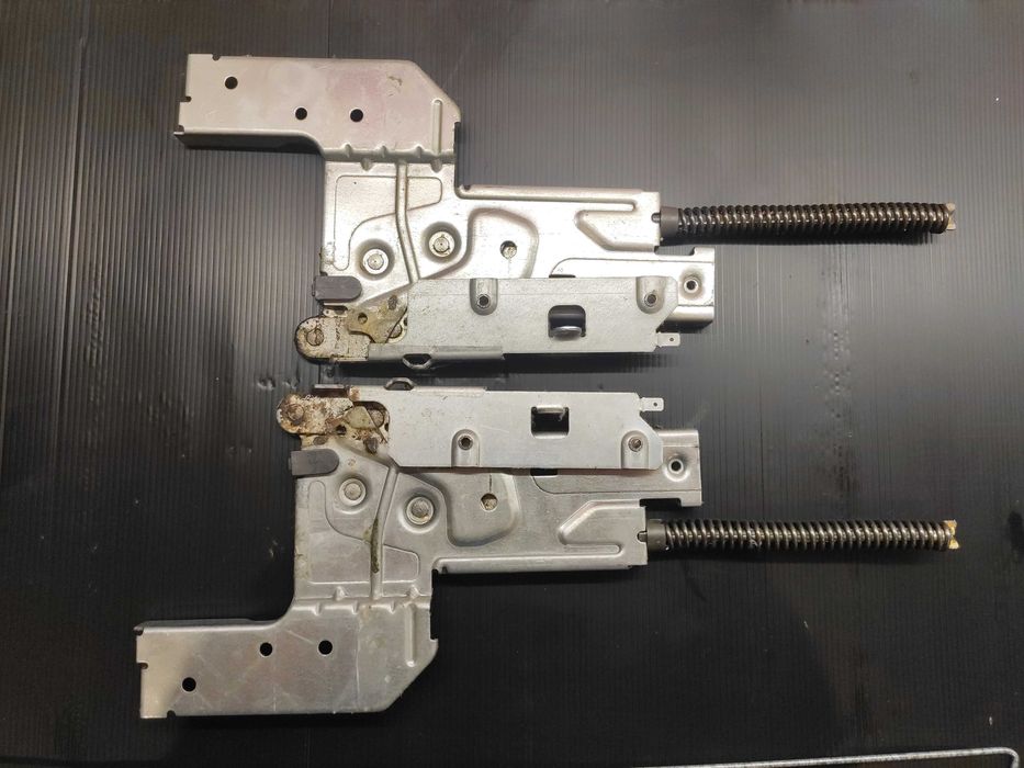 Петля права/ліва для дверей ПММ Ariston, Indesit C00302997 / C00302998