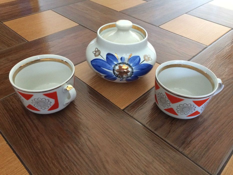Тарілки, чашки, цукорниця, кавовий сервіз.