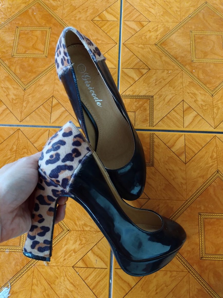 Buty damskie z panterkowym wzorkiem