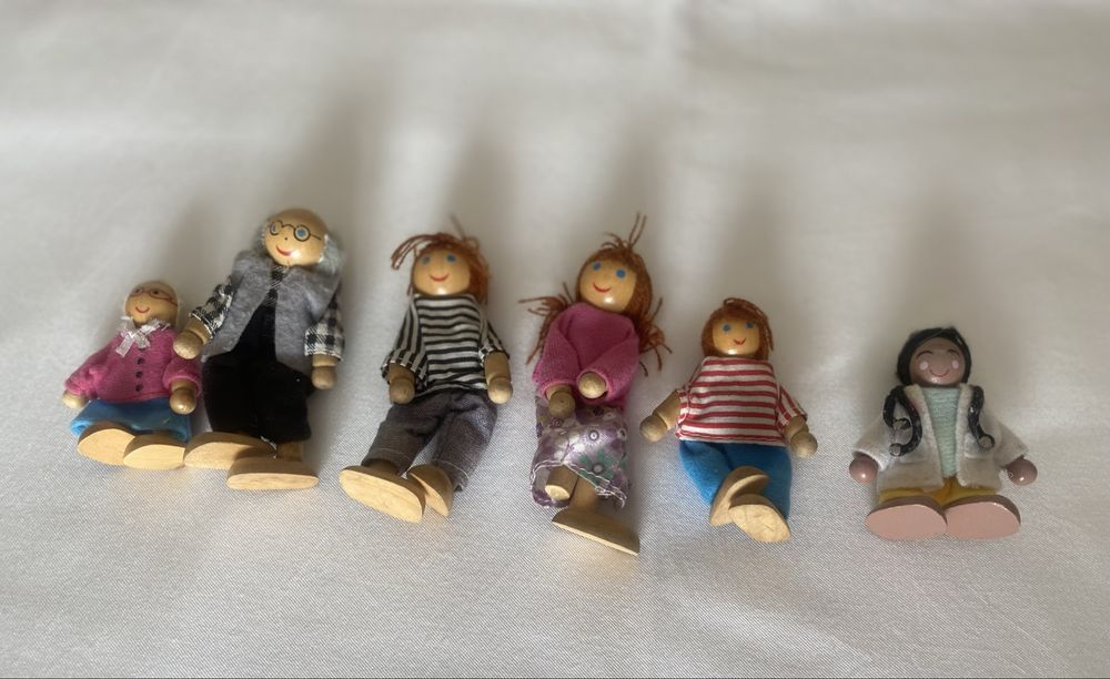 Bonecos / "família" miniatura de madeira vestidos