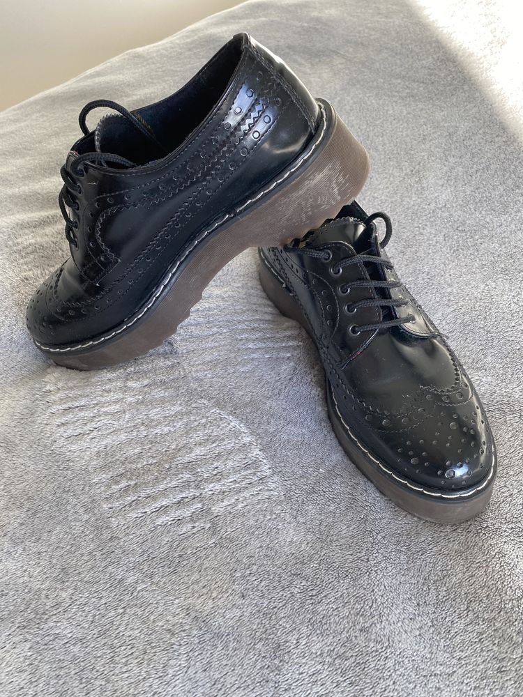 Czarne buty Miroir 38 wzór jak oksfordki i martensy