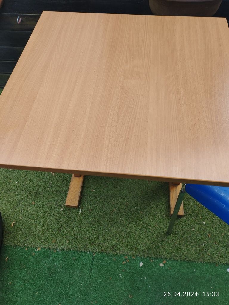 Stół kwadratowy plus krzesło
