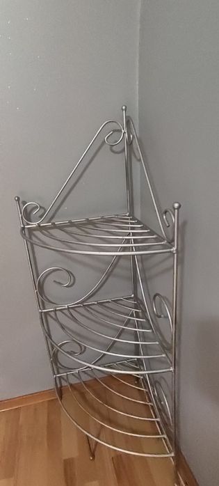 Narożny metalowy kwietnik