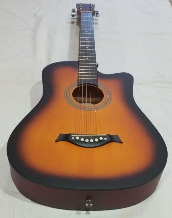 Гитара акустическая -класическая .