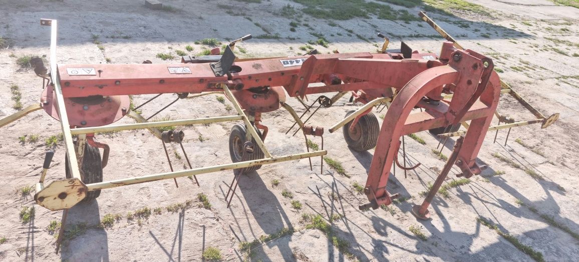 Przetrząsarka do siana przewracarka Unifarm 440 Claas