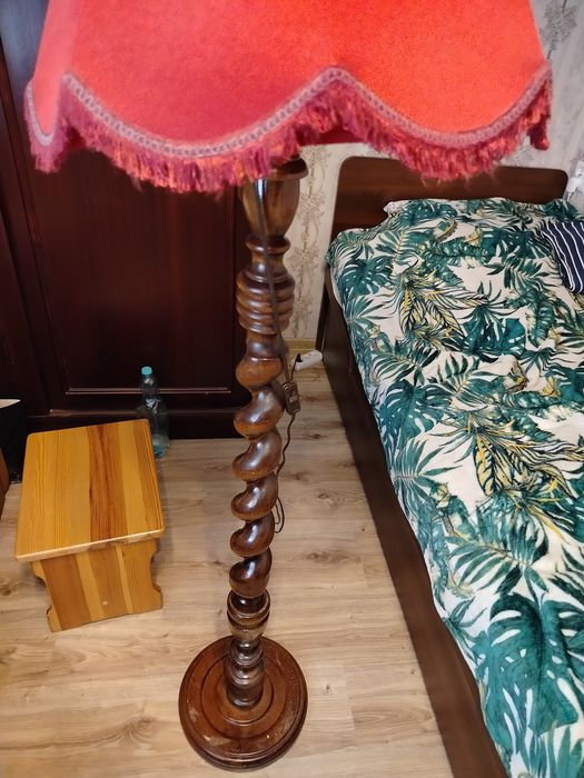 Lampa stojąca z abażurem