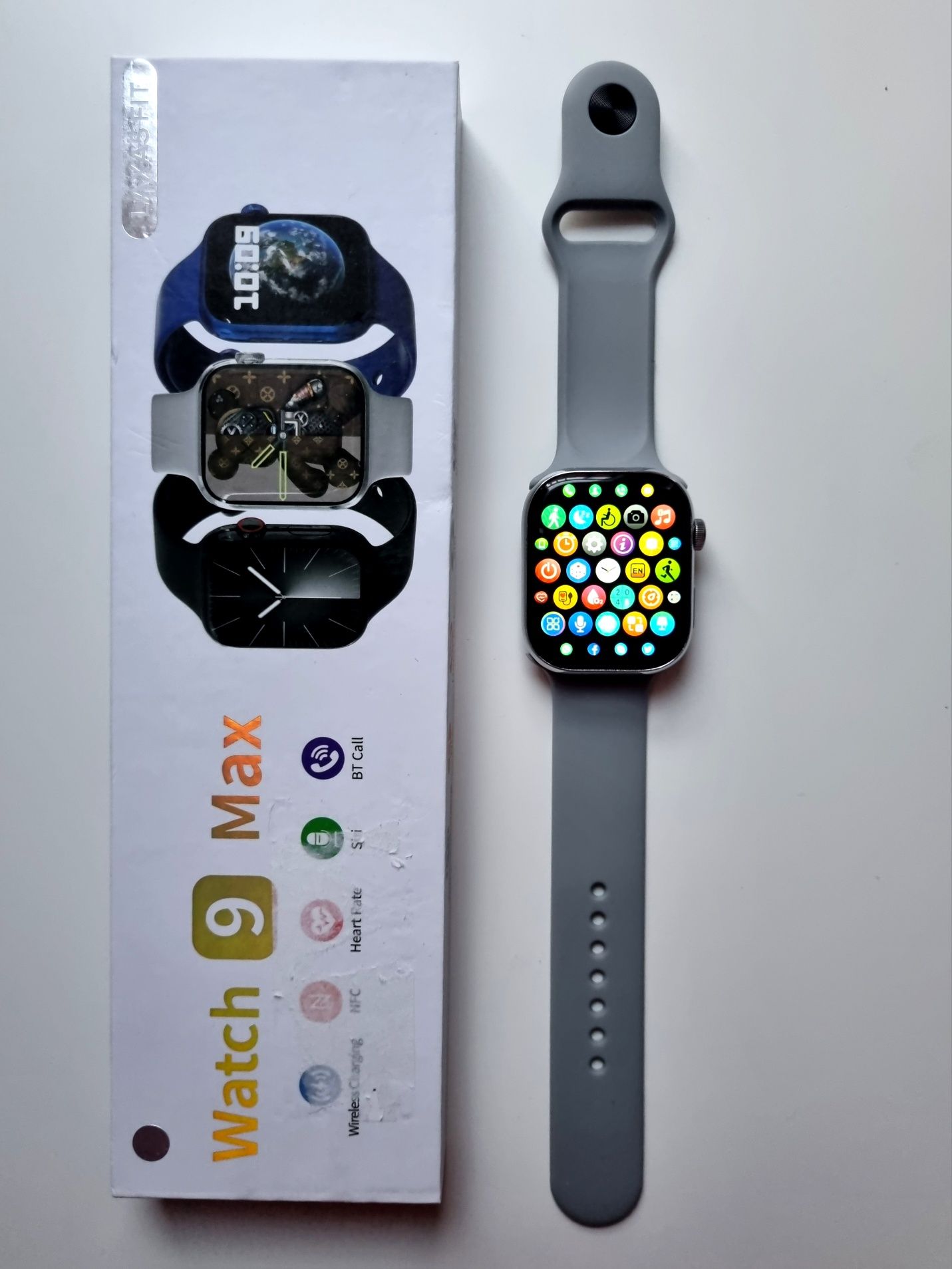 Srebrny smartwatch 9 Max
