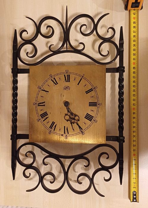 Zegar ścienny UPG Halle, lata 50/60 – mosiężna tarcza, kuta rama