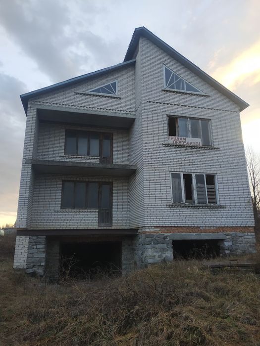 Продаж будинку...