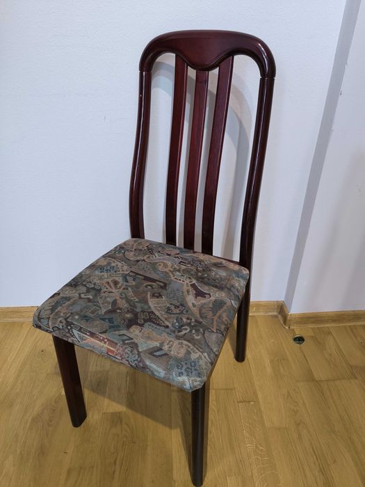 Стіл та стільці під червоне дерево