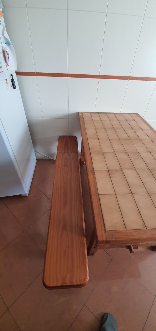 Mesa de madeira com 2 bancos