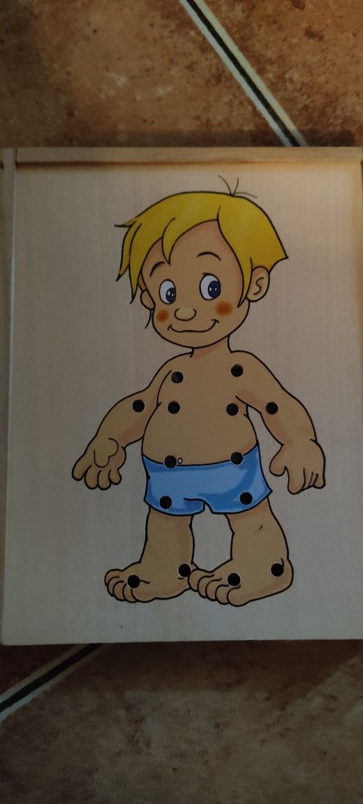 3 zestawy drewnianych zabawek ze sznurówkami