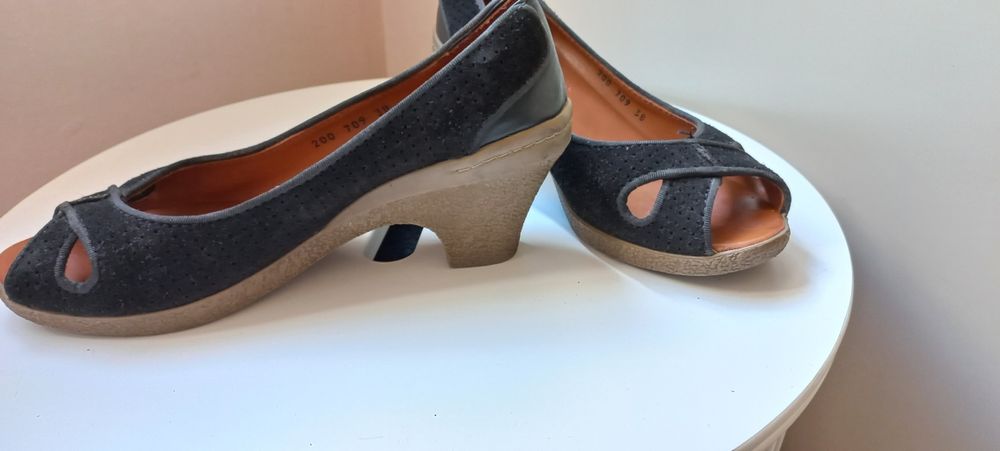 Sapatos camurça pretos CUBANAS